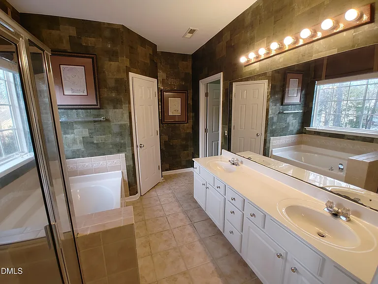 606 Lyon Tree Ln — Photo 17