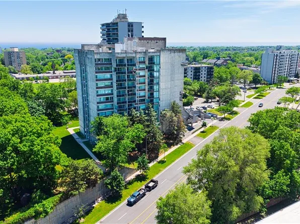 20 Speers Rd #304, Oakville, ON L6K 3R5
