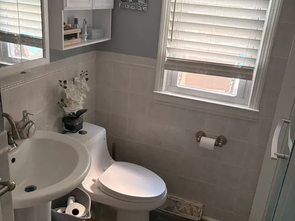 22 Coakley Dr, Chicopee, MA 01020