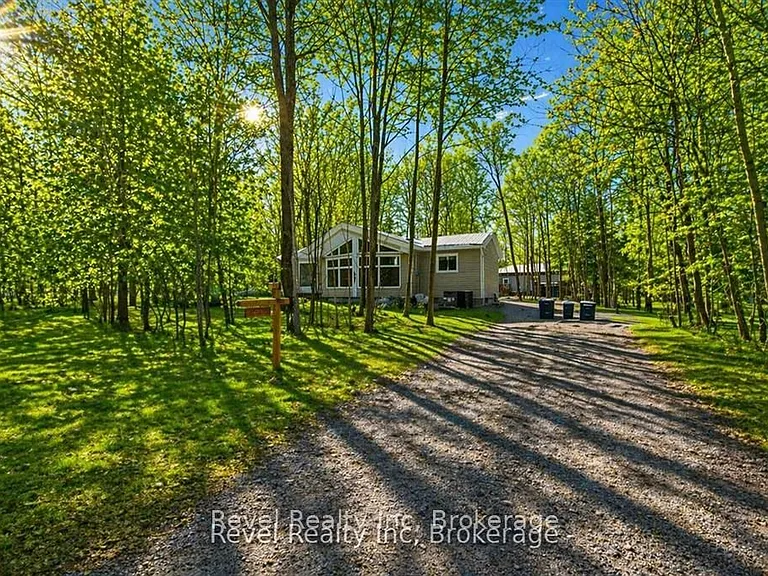8 Manitou Cres — Photo 1