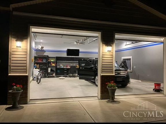 4th image of 810 Charles St