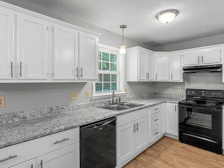 1811 Cody Ave — Photo 10