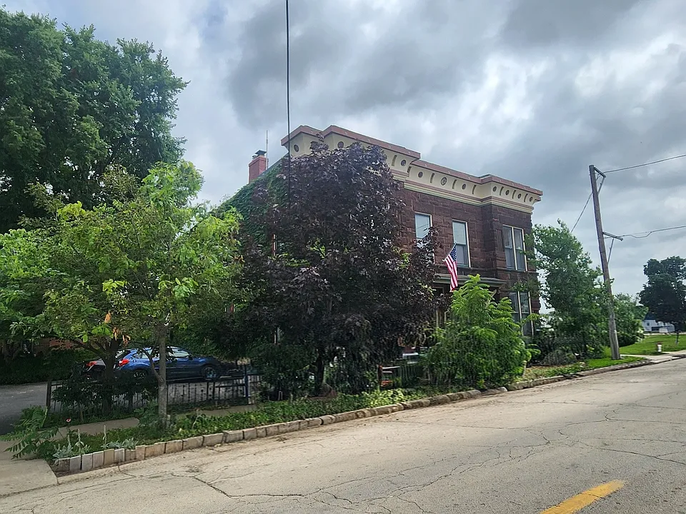 Building Photo 4