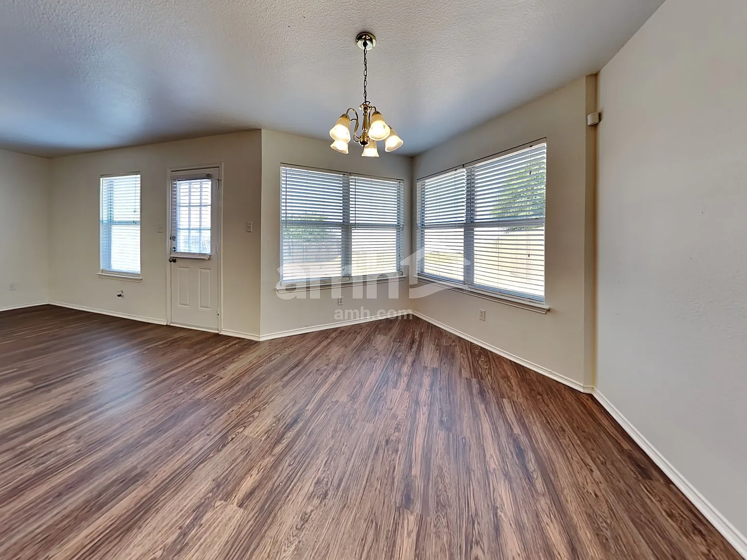 4 bed, 2.5 bath, 2312 sqft, $2,565 — Photo 4