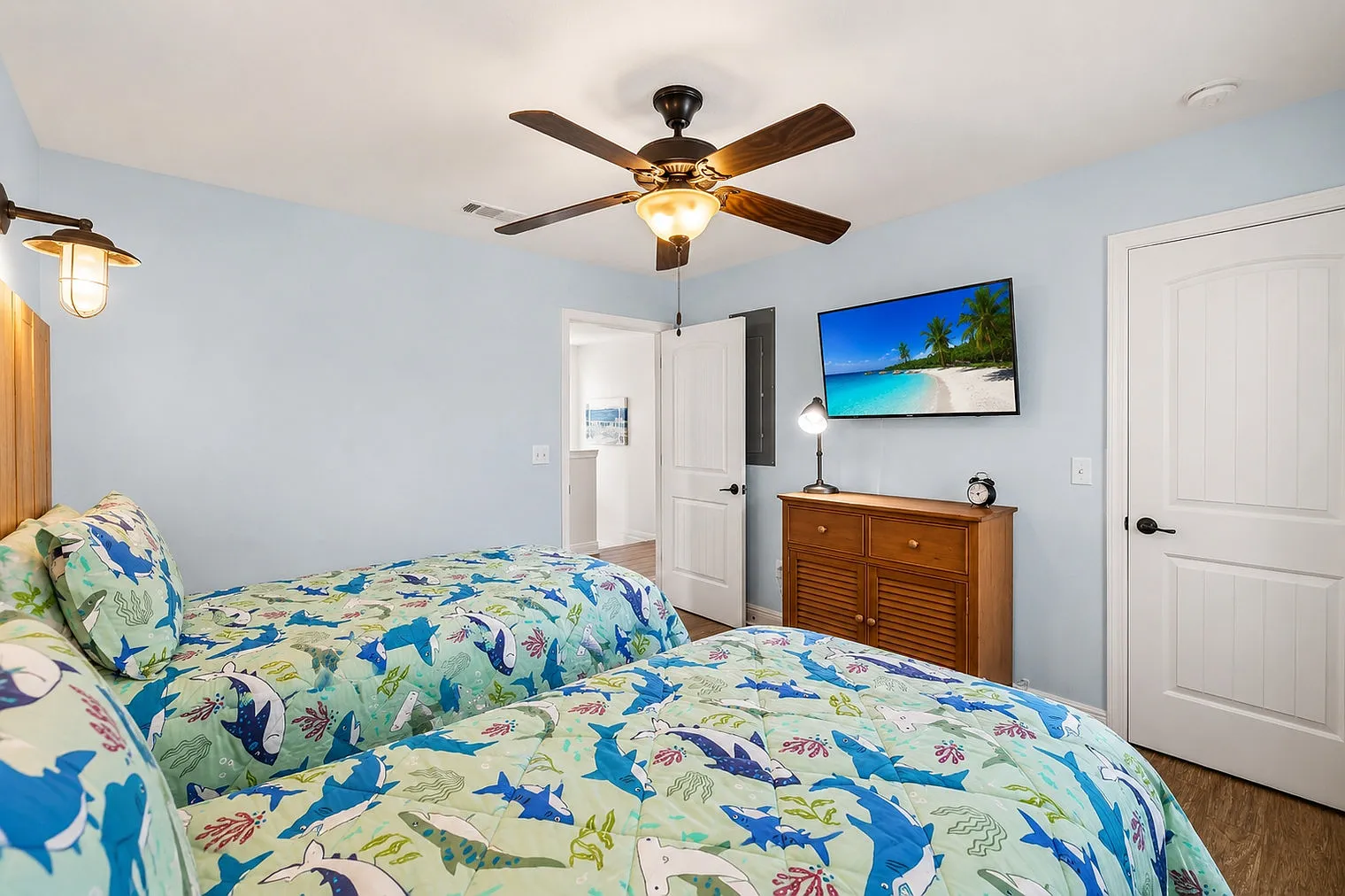3 bed, 2.0 bath, 12679 sqft, $4,315 — Photo 3