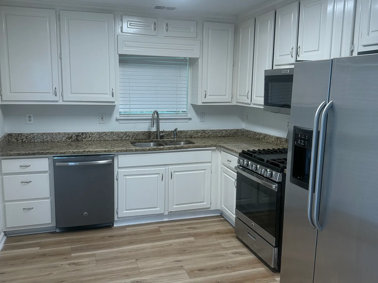 3 bed, 2.5 bath, 1620 sqft, $1,895 — Photo 3
