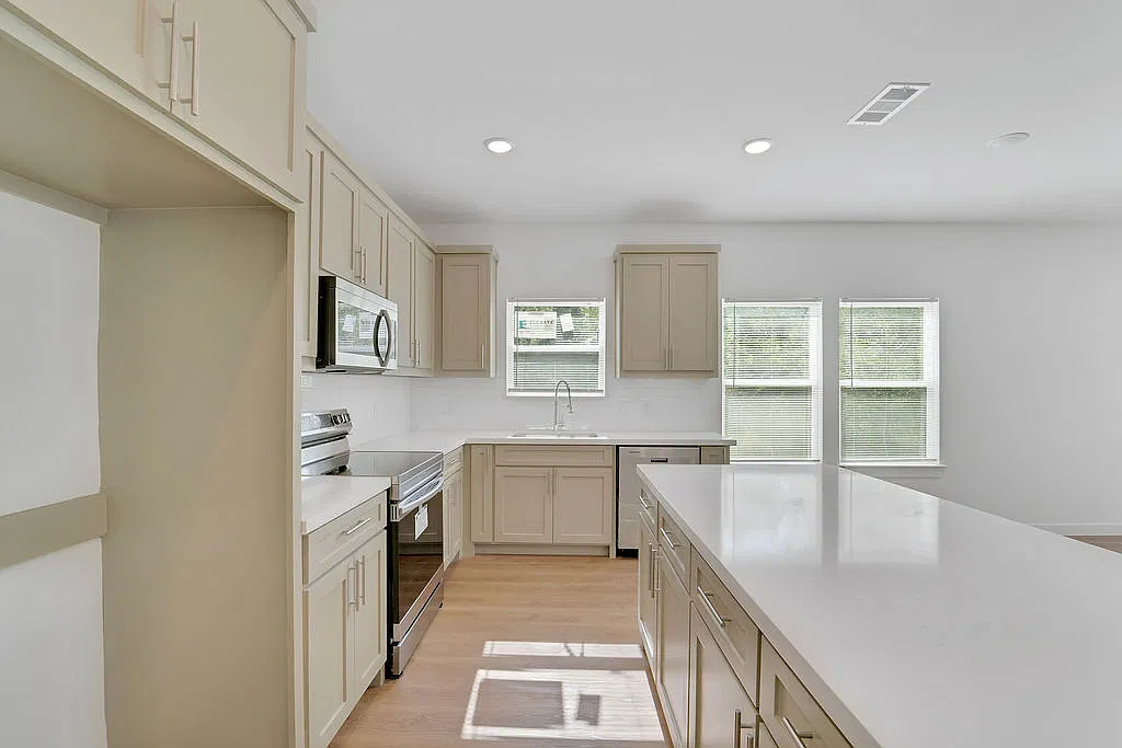 3 bed, 1400 sqft, $1,800 — Photo 3