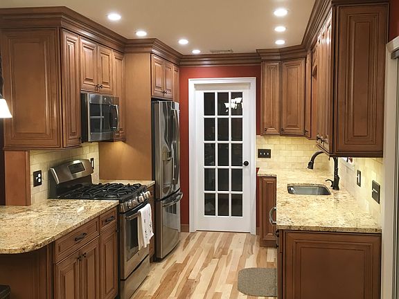 Bright Kitchen with SS Appliances and Under Cabinet Lighting