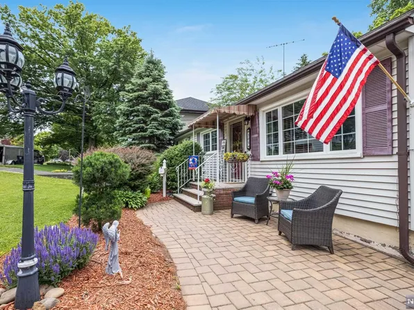 305 Gorden Dr, Paramus, NJ 07652