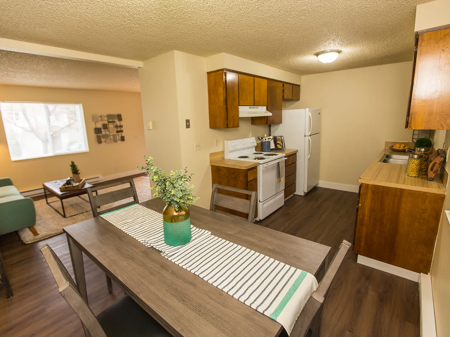 2 bed, 1000 sqft, $1,645 — Photo 3