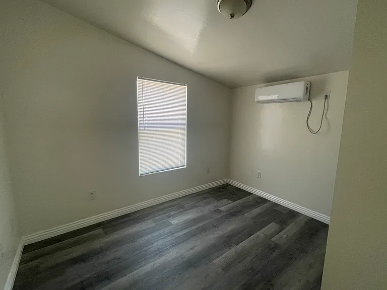 721 Wilson Ave — Photo 7