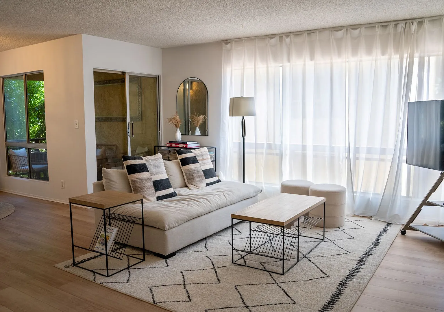 A Rememberable Fox Hills Condo — Photo 4