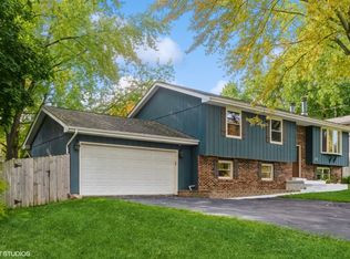 2313 Valley Dr, Lindenhurst, IL 60046