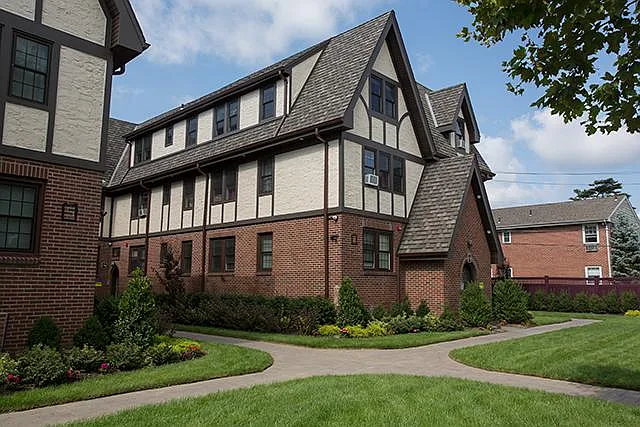 Fairfield Tudor at Bay Shore — Photo 2