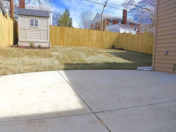 3rd image of 5925 Edgehill Dr