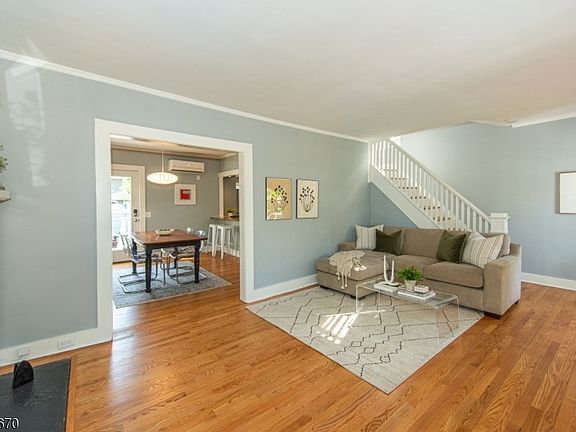 4th image of 49 Harvard St