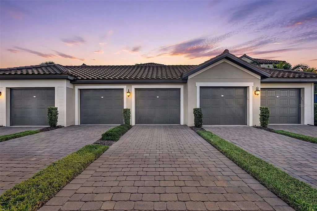 2 bed, 2.0 bath, 1355 sqft, $2,300 — Photo 1
