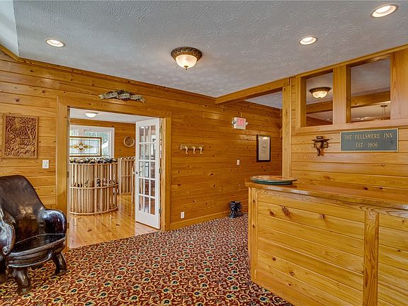 4th image of 107 N Broadway St