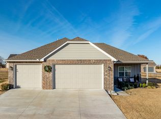404 Fairway Cir, Grove, OK 74344