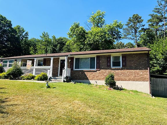 3rd image of 122 Brook Cir