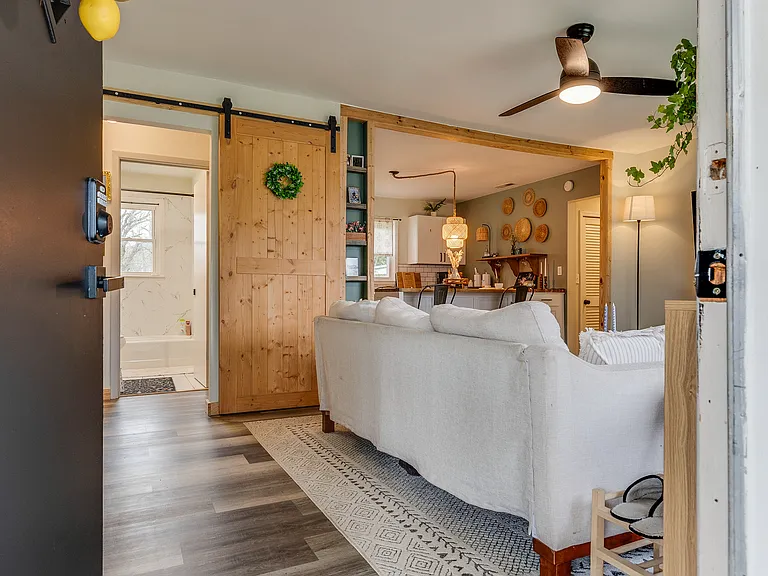 2104 Miller Ln — Photo 4