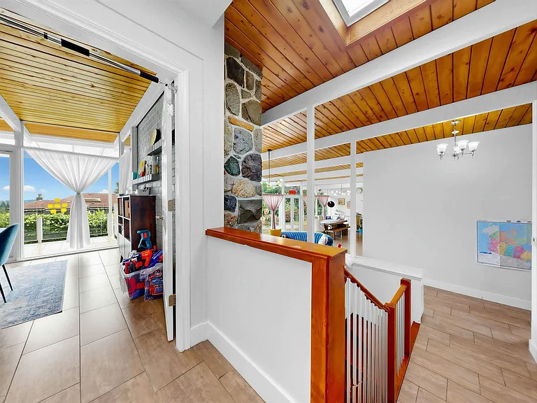1066 Palmerston Ave — Photo 14