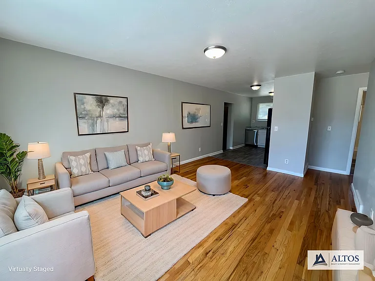 ** Move in Special** Spacious 3 bedroom, 1 bath Lakewood duplex with fenced in backyard available! — Photo 2