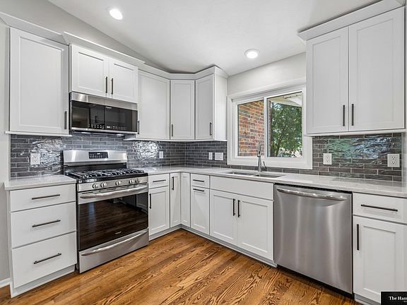 5th image of 824 Manes Ct
