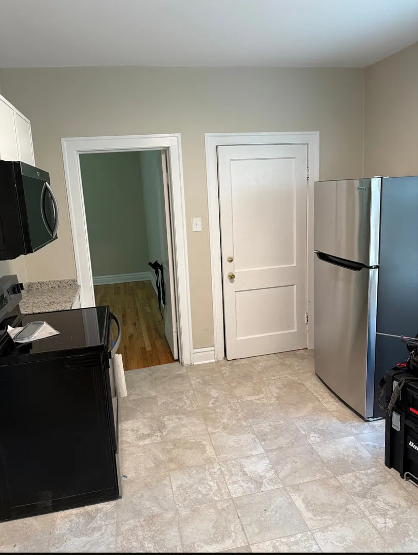 3 bed, 1.0 bath, 1000 sqft, $1,800 — Photo 3