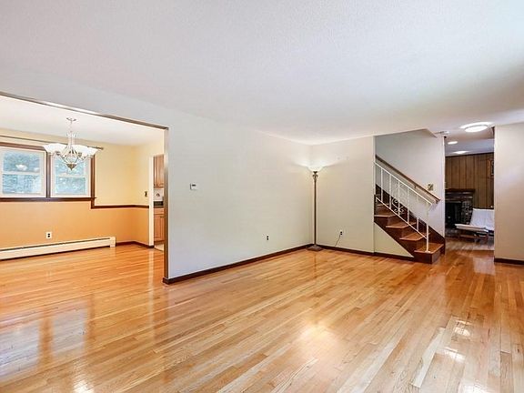 4th image of 228 E Foxboro St #1