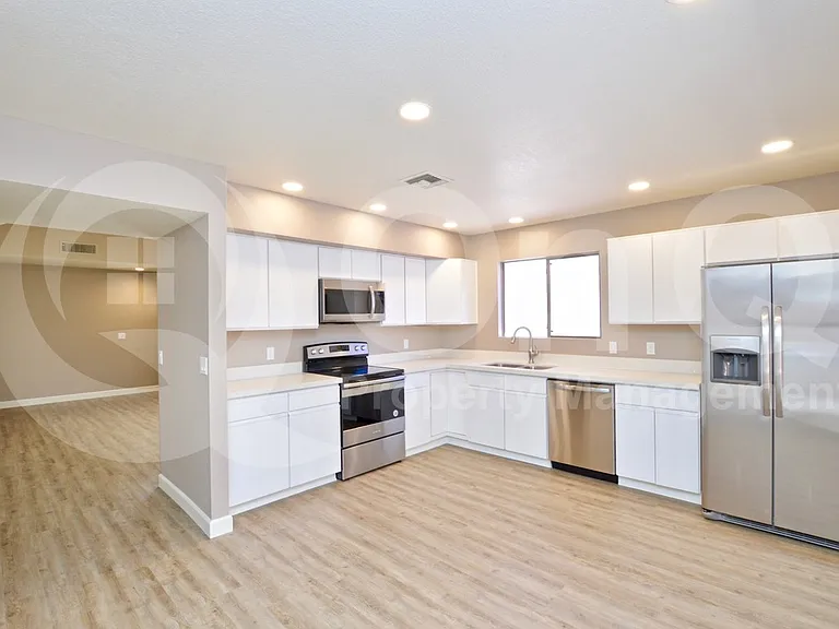 1501 E Commerce Ave — Photo 1