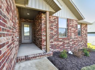 800 E Crew Dr, Nixa, MO 65714