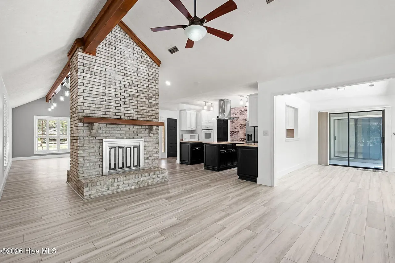 3 bed, 1858 sqft, $2,200 — Photo 4