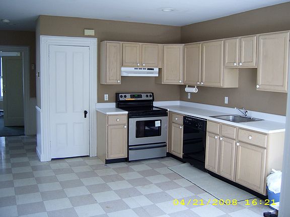Large Modern eat in Kitchen