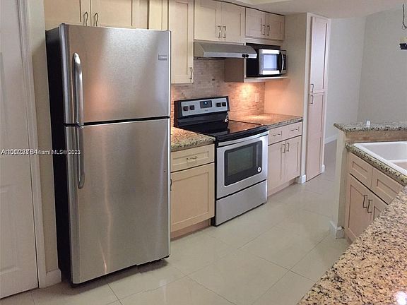 5th image of 3245 NE 184th St APT 13108