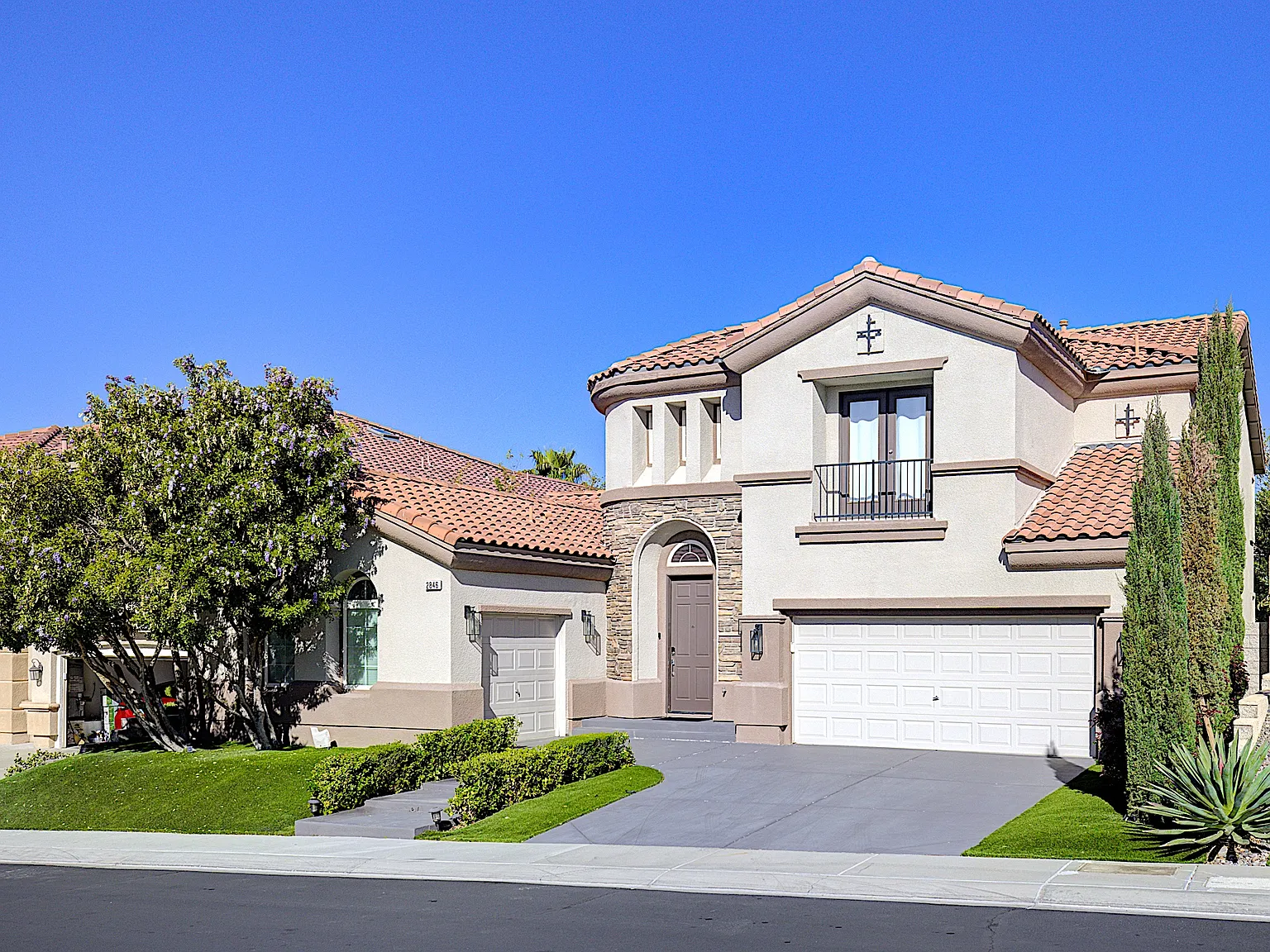 4 bed, 2.5 bath, 3815 sqft, $6,600 — Photo 2
