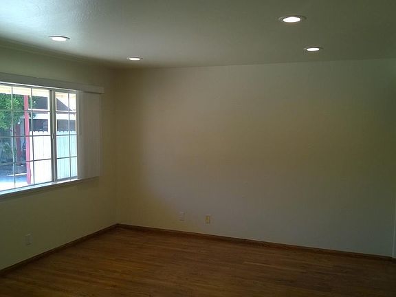 4th image of 476 N Bayview Ave