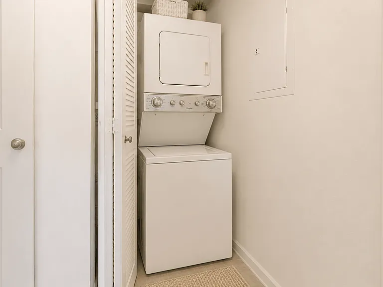 Hamilton Square Apartments — Photo 11