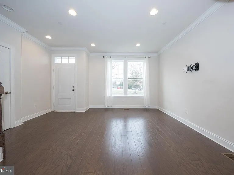 220 Charles Ellis Dr — Photo 9