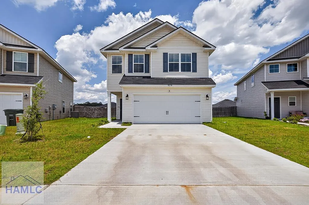 3 bed, 2.5 bath, 2030 sqft, $2,400 — Photo 1