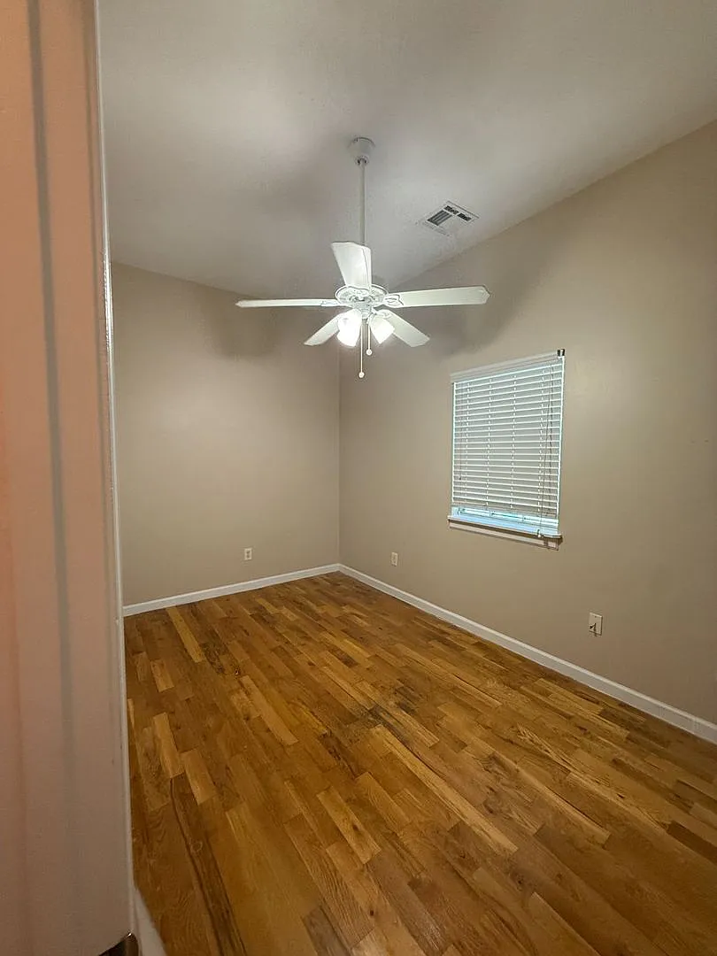 Single Family Home! Mid-City 2 Br/1 Ba Rental With Backyard. — Photo 4