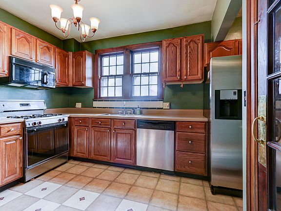 3rd image of 2632 NE Fairmont Blvd