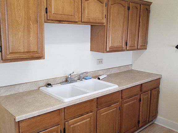 3rd image of 806 N Pearl St