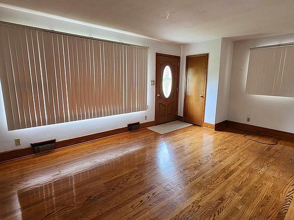 4th image of 494 Rosewood Ave