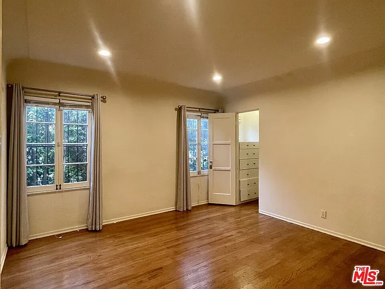 203 N Doheny Dr — Photo 14