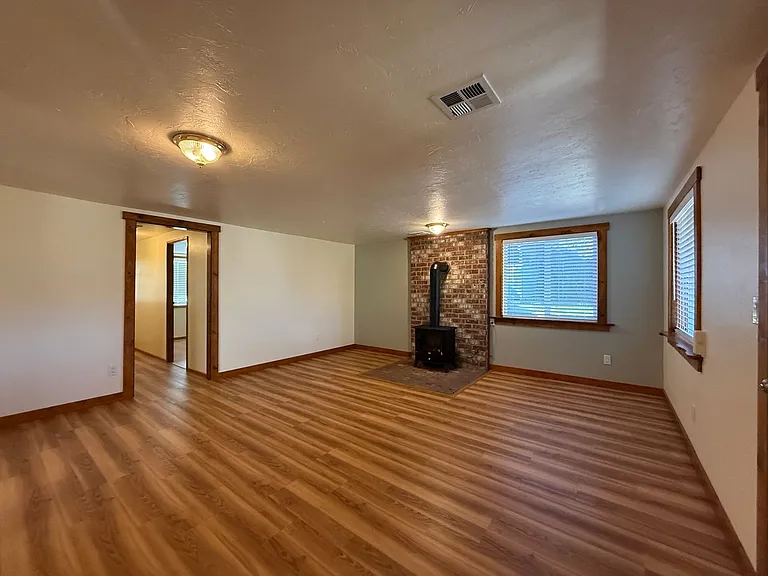 282 Sheridan St — Photo 2