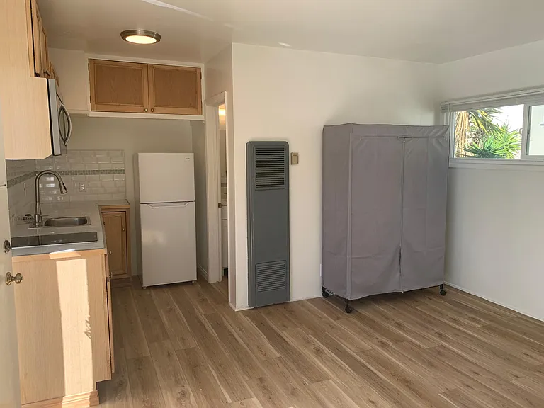 400 N Doheny Dr #4 — Photo 14