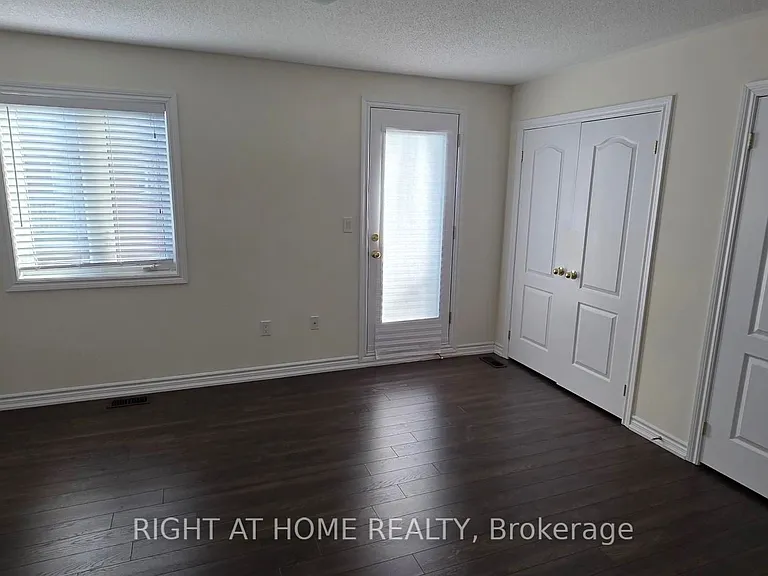27 Shiff Cres — Photo 10