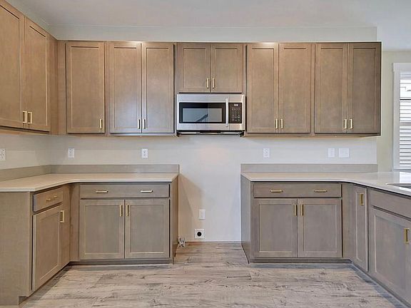 5th image of 3956 Hillyard St