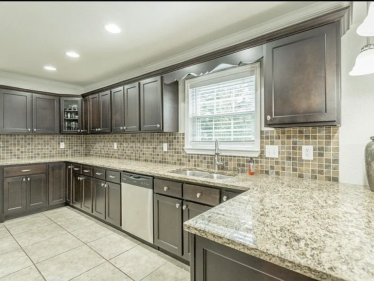 4800 Maryland Dr — Photo 2